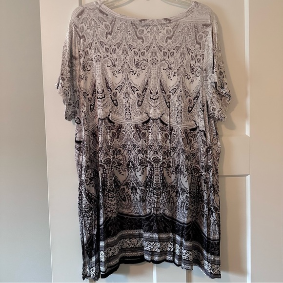 Elegant Black and White Paisley Blouse - Picture 6 of 6